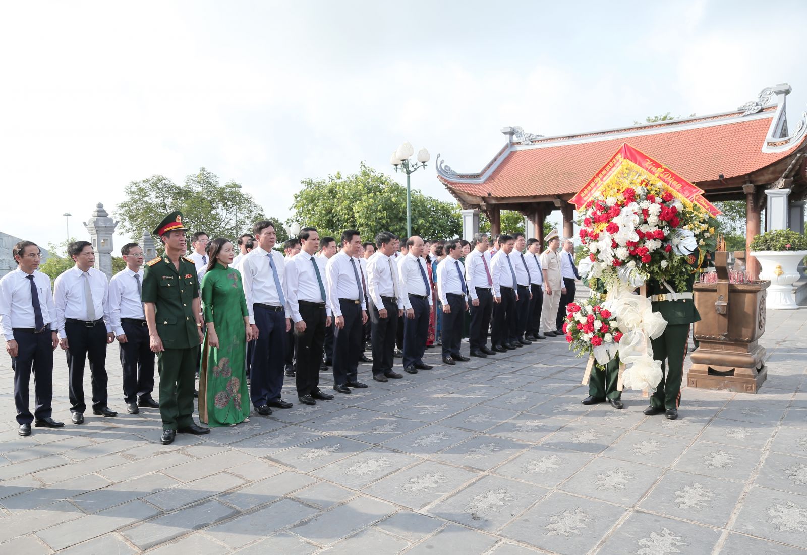   Dâng hương tưởng niệm Chủ tịch Hồ Chí Minh