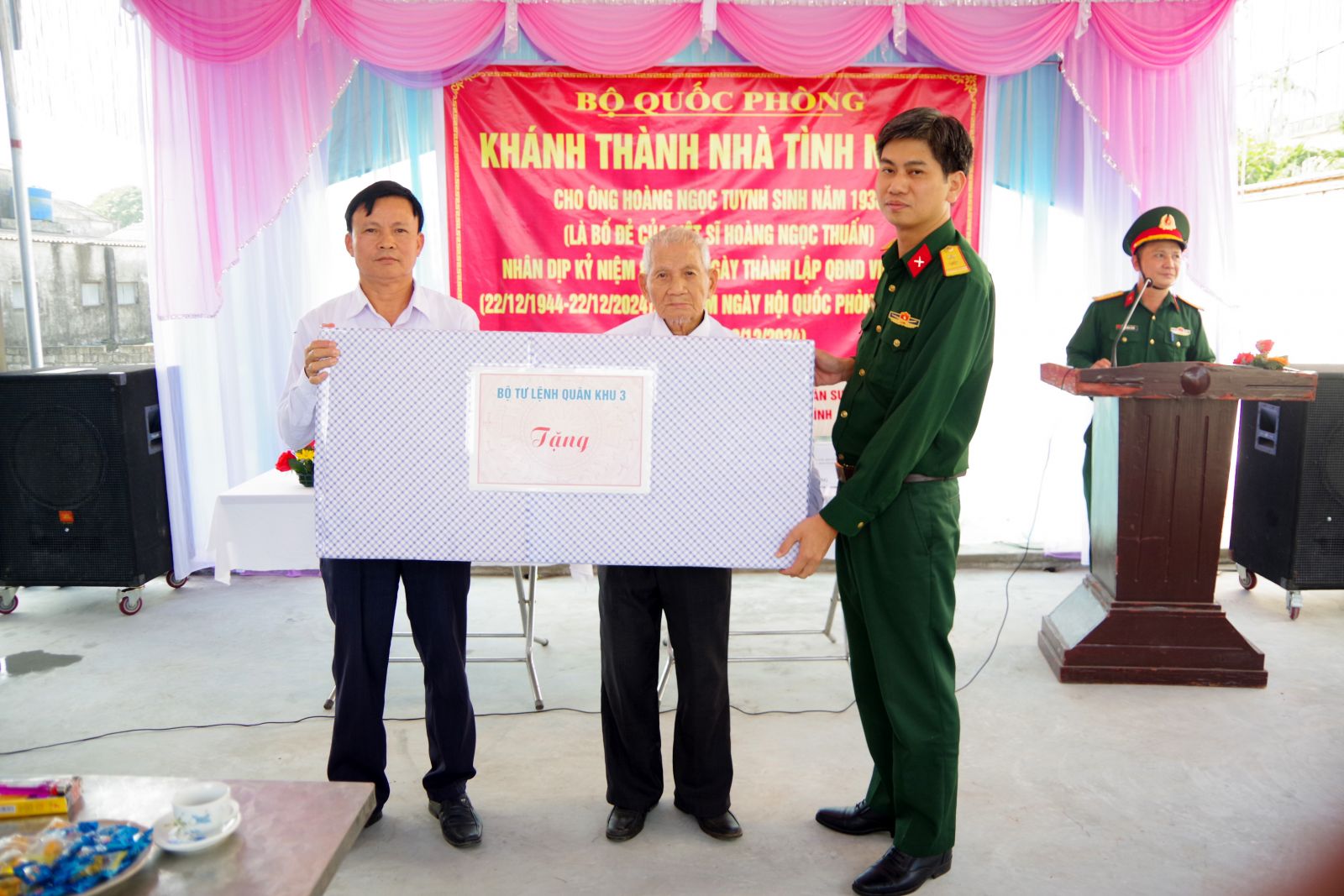   Bàn giao nhà tình nghĩa tặng đối tượng chính sách