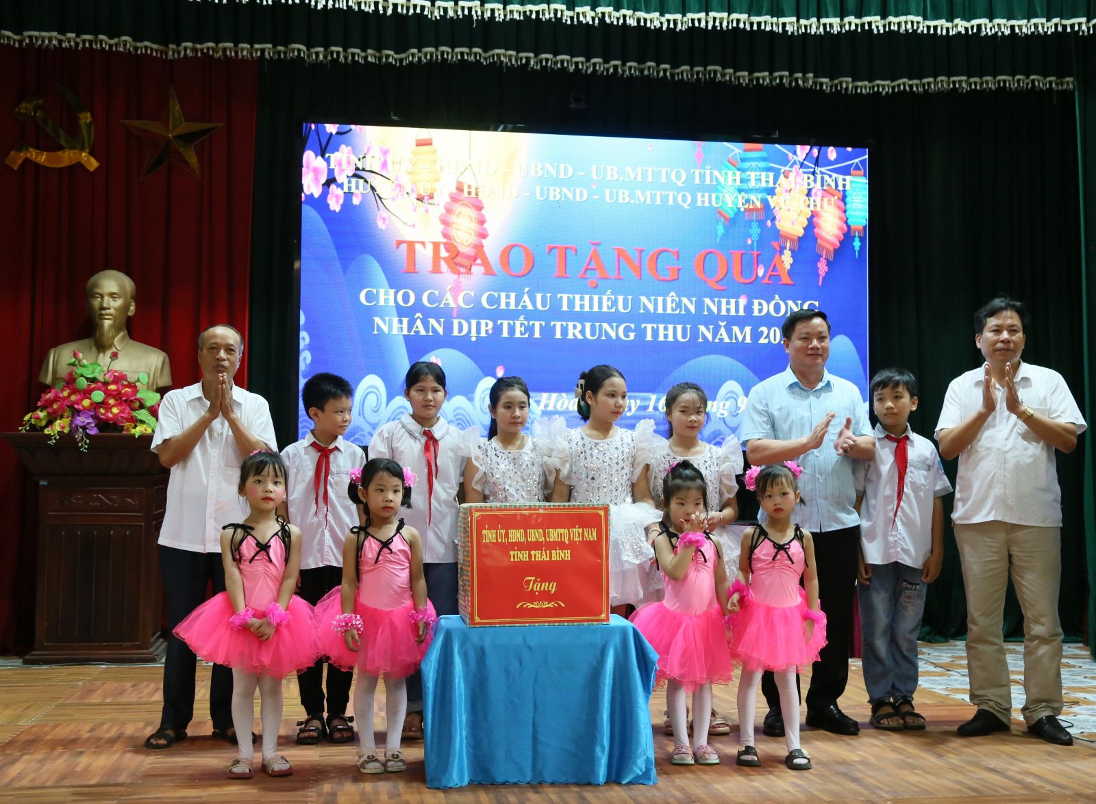   Đồng chí Nguyễn Khắc Thận, Phó Bí thư VV88 casino, Chủ tịch UBND tỉnh thăm, tặng quà thiếu nhi xã Tân Hòa (Vũ Thư) nhân dịp tết Trung thu