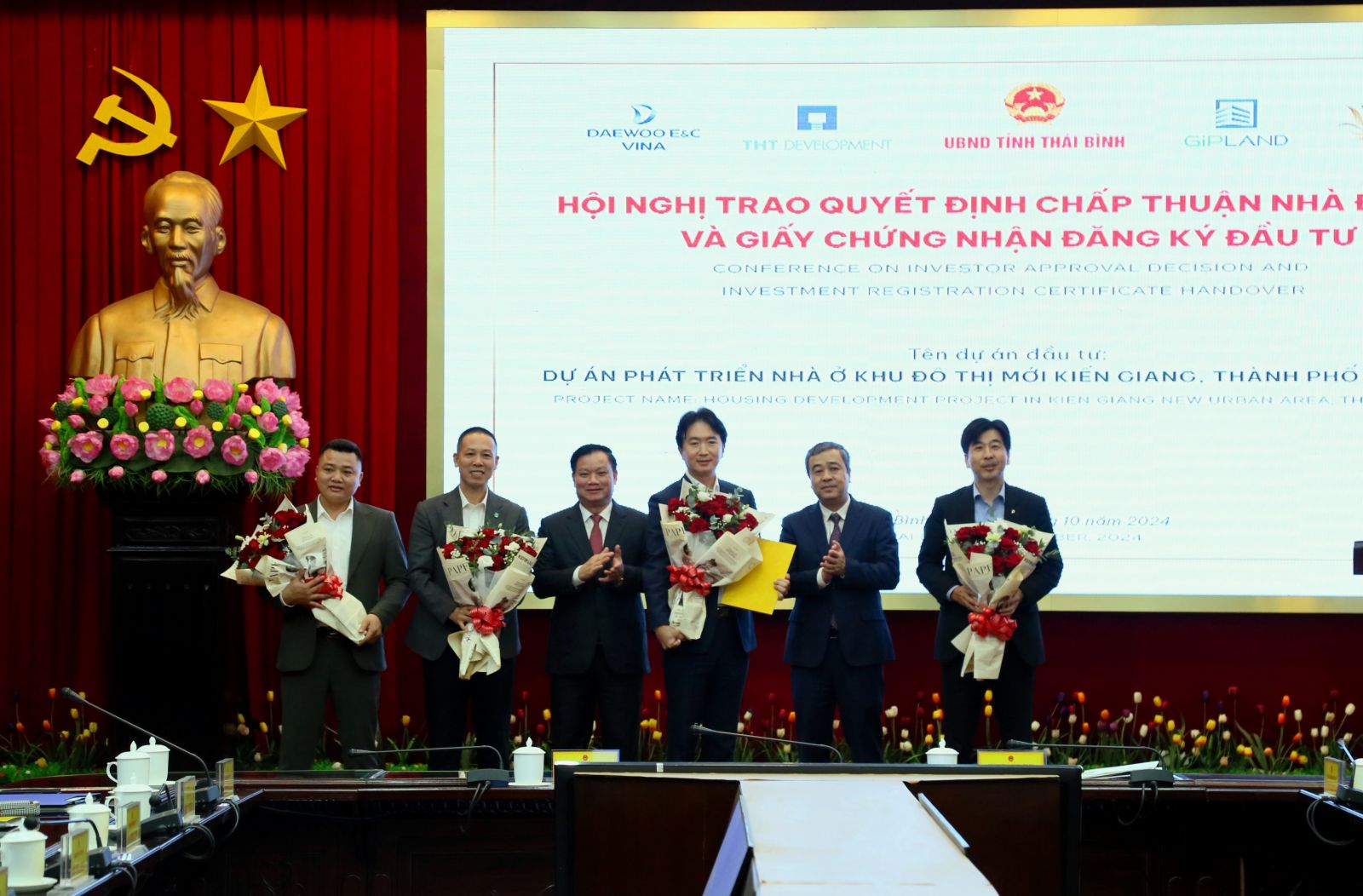   Trao Giấy chứng nhận đăng ký đầu tư dự án phát triển nhà ở khu đô thị mới Kiến Giang, thành phố Thái Bình