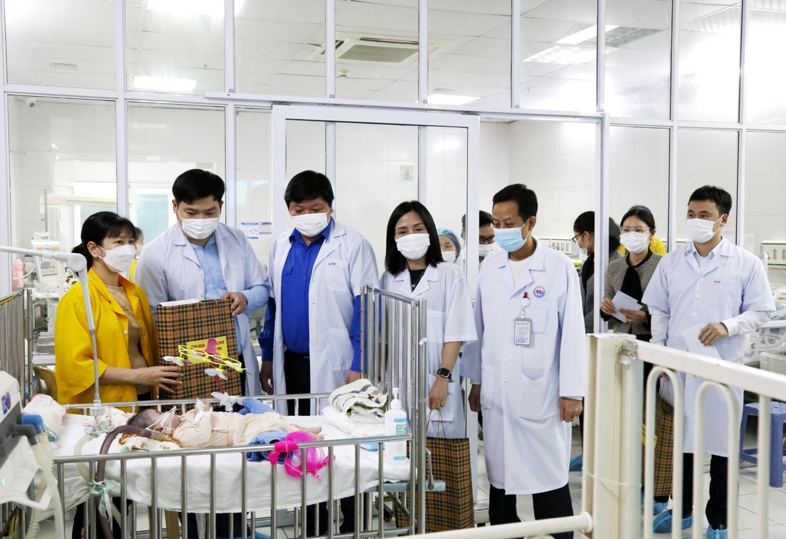   Tặng quà bệnh nhi có hoàn cảnh khó khăn