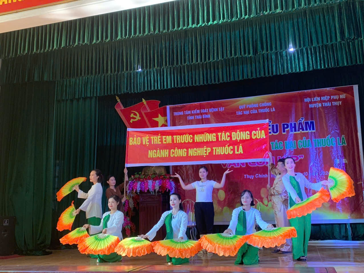   Biểu diễn tiểu phẩm truyền thông về phòng, chống tác hại của thuốc lá tại 8 xã, thị trấn trên địa bàn tỉnh