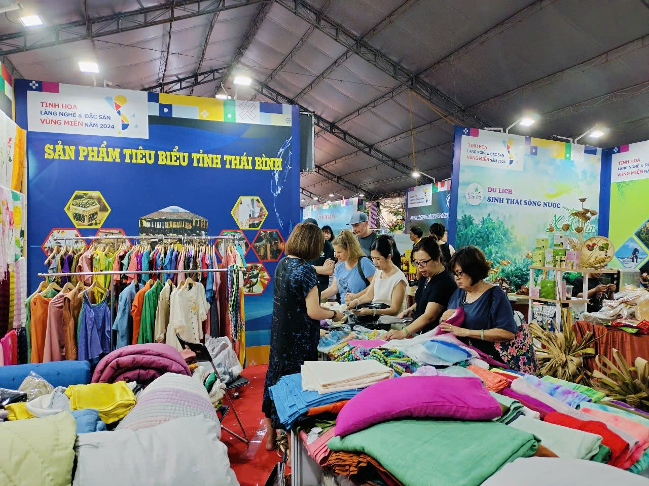   Sản phẩm lụa đũi Nam Cao tham gia chương trình “Tinh hoa làng nghề và đặc sản vùng miền năm 2024”