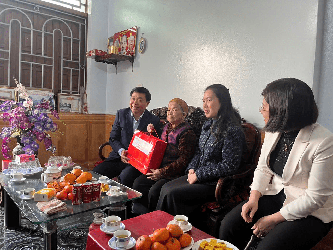   Các đồng chí lãnh đạo tỉnh tặng quà gia đình chính sách, người có công và hộ nghèo nhân dịp tết Nguyên đán Ất Tỵ 2025