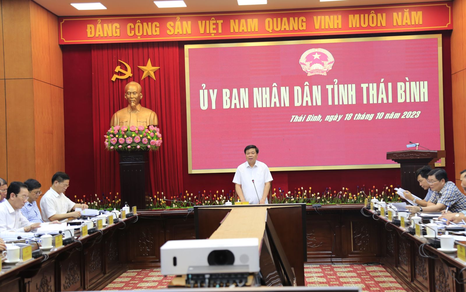   UBND tỉnh: Nghe và cho ý kiến về một số nội dung quan trọng