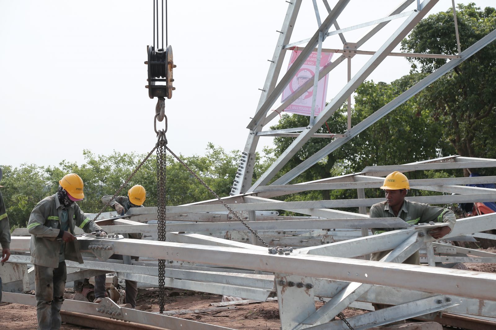   Bảo đảm an toàn trong thi công xây dựng, sản xuất vật liệu xây dựng và cấu kiện xây dựng