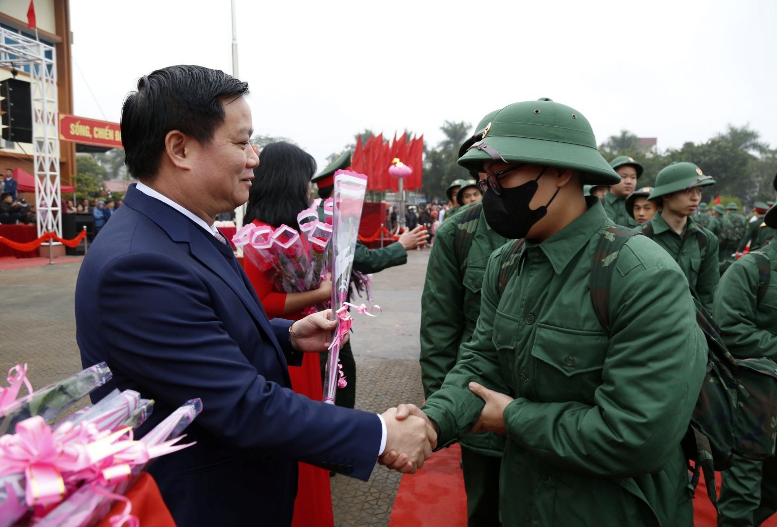   Đồng chí Phó Bí thư VV88 casino, Chủ tịch UBND tỉnh, Chủ tịch Hội đồng Nghĩa vụ quân sự tỉnh dự lễ giao nhận quân năm 2024 tại thành phố Thái Bình