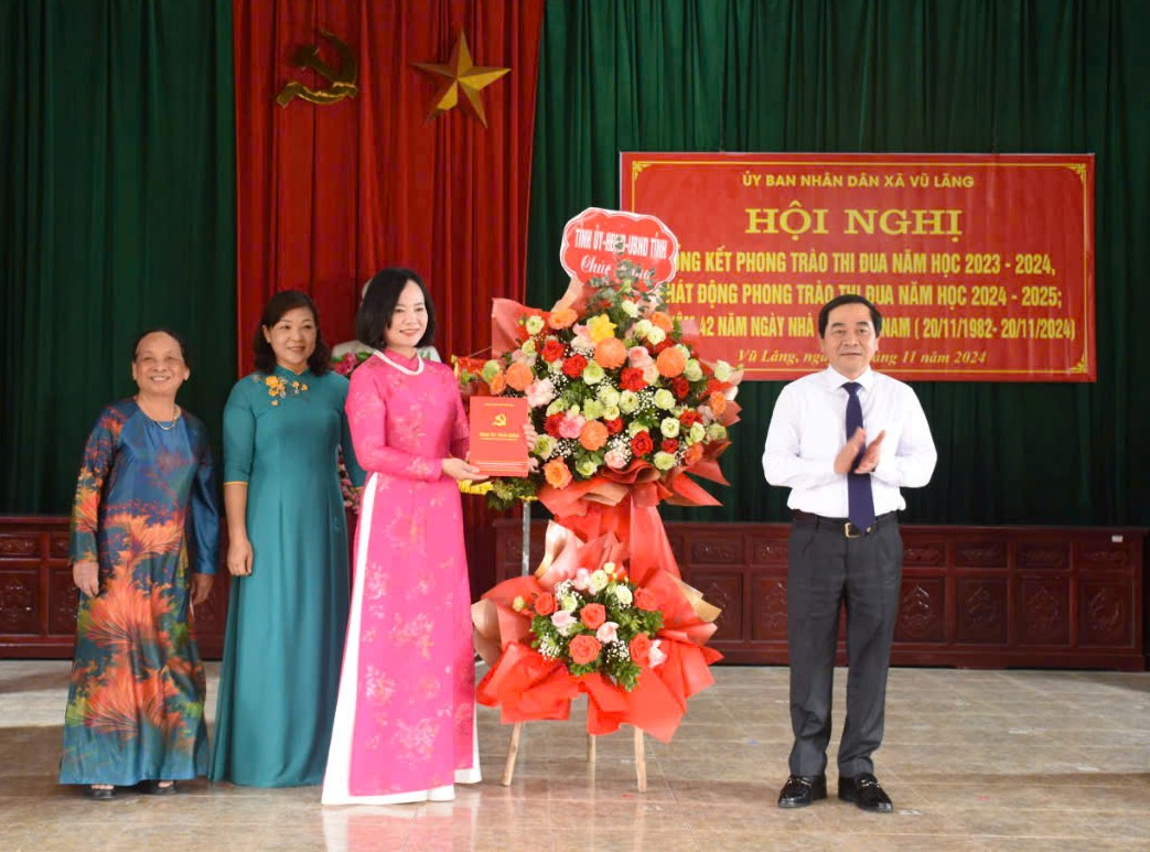   Đồng chí Nguyễn Tiến Thành, Phó Bí thư thường trực VV88 casino, Chủ tịch HĐND tỉnh chúc mừng ngày Nhà giáo Việt Nam tại xã Vũ Lăng (huyện Tiền Hải)