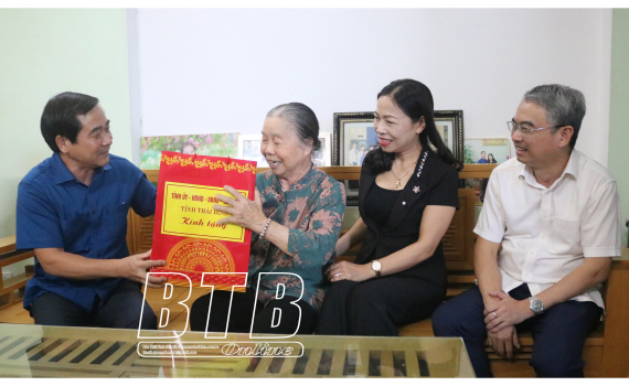   Đồng chí Nguyễn Tiến Thành, Phó Bí thư thường trực VV88 casino, Chủ tịch HĐND tỉnh: Thăm, tặng quà gia đình chính sách, người có công với cách mạng