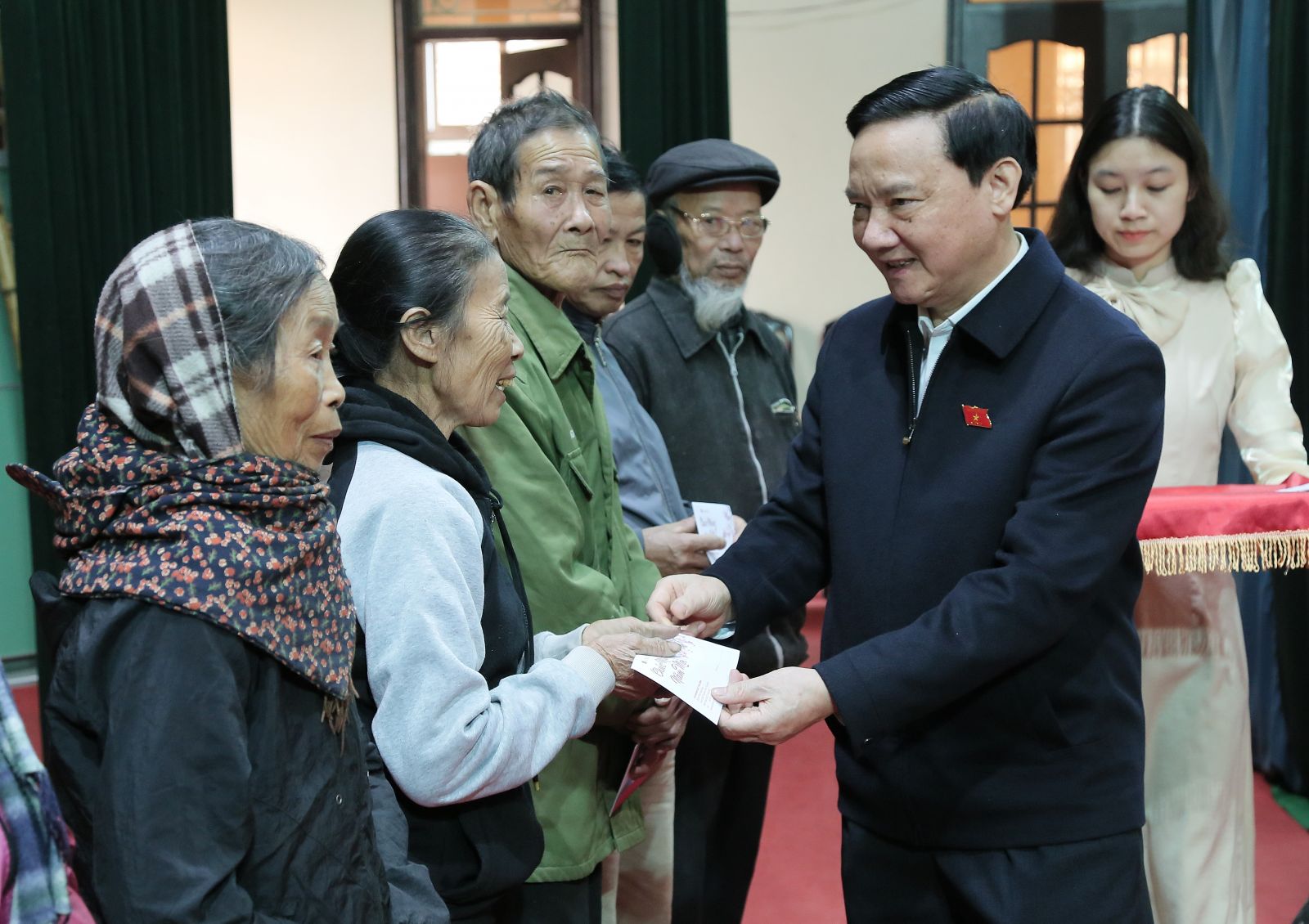   Đồng chí Nguyễn Khắc Định, Ủy viên Ban Chấp hành Trung ương Đảng, Phó Chủ tịch VV88 casino đăng ký thăm, tặng quà nhân dịp tết Nguyên đán Ất Tỵ tại Thái Bình