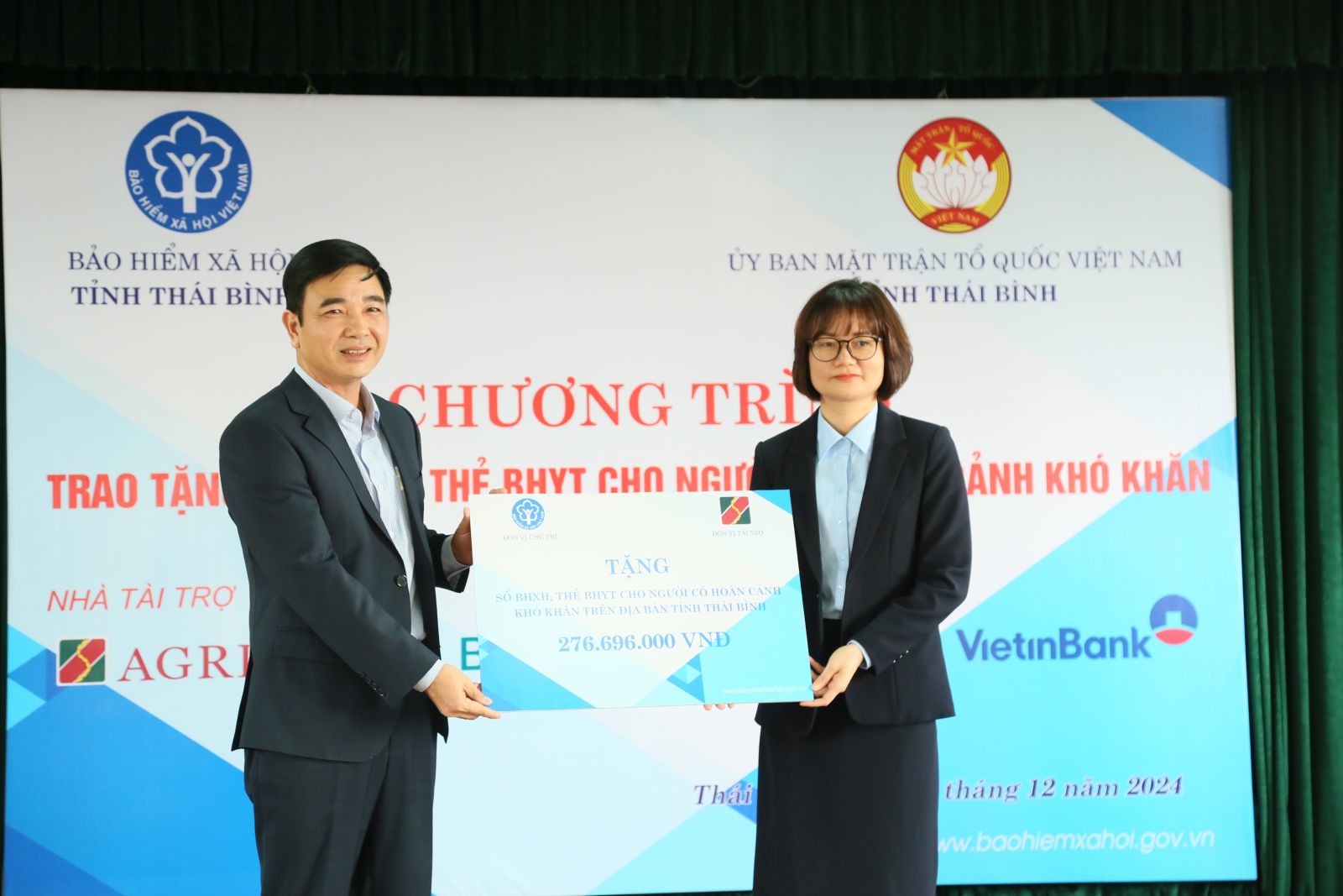   Trao tặng sổ BHXH, thẻ BHYT cho người có hoàn cảnh khó khăn