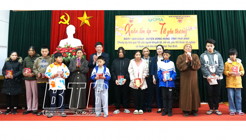   Trao 108 suất quà tết cho người có hoàn cảnh khó khăn