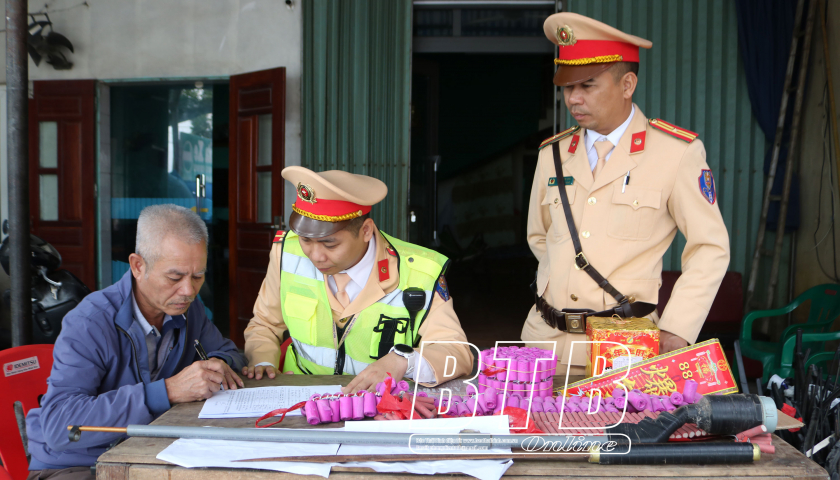   Lực lượng cảnh sát VV88 dự đoán xổ số ba miền siêu chính xác: Tích cực vận động người dân giao nộp vũ khí, vật liệu nổ