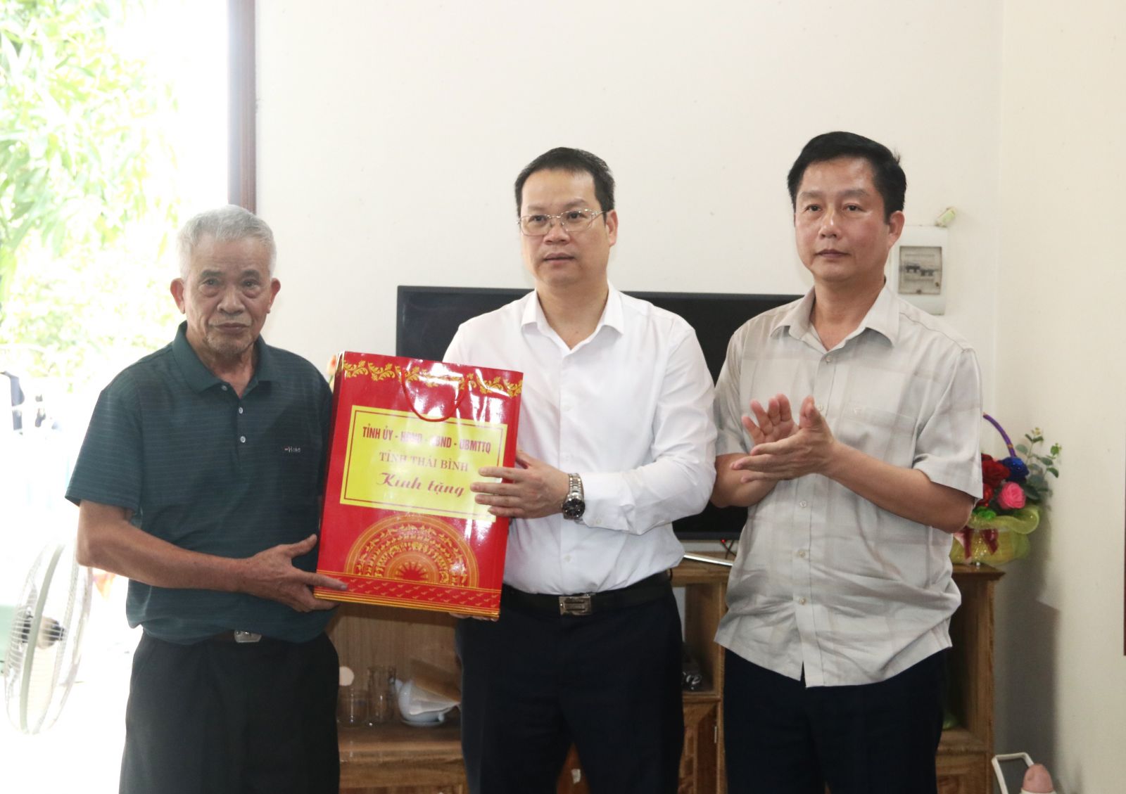   Đồng chí Nguyễn Mạnh Hùng, Phó Bí thư VV88 casino, Chủ tịch UBND tỉnh thăm, tặng quà người có công với cách mạng tại huyện Đông Hưng