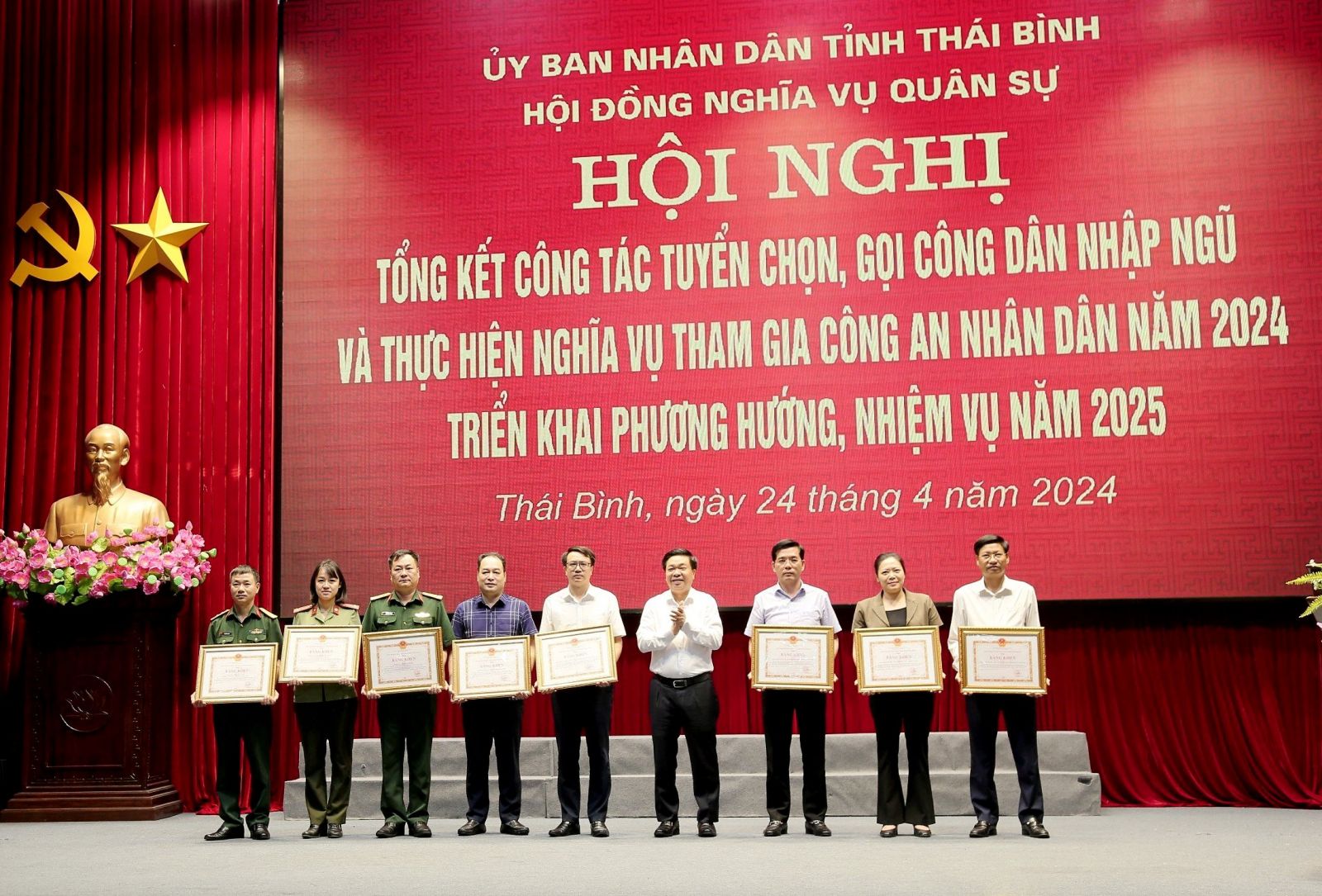   8 tập thể, cá nhân được khen thưởng trong công tác tuyển chọn, gọi công dân nhập ngũ năm 2024