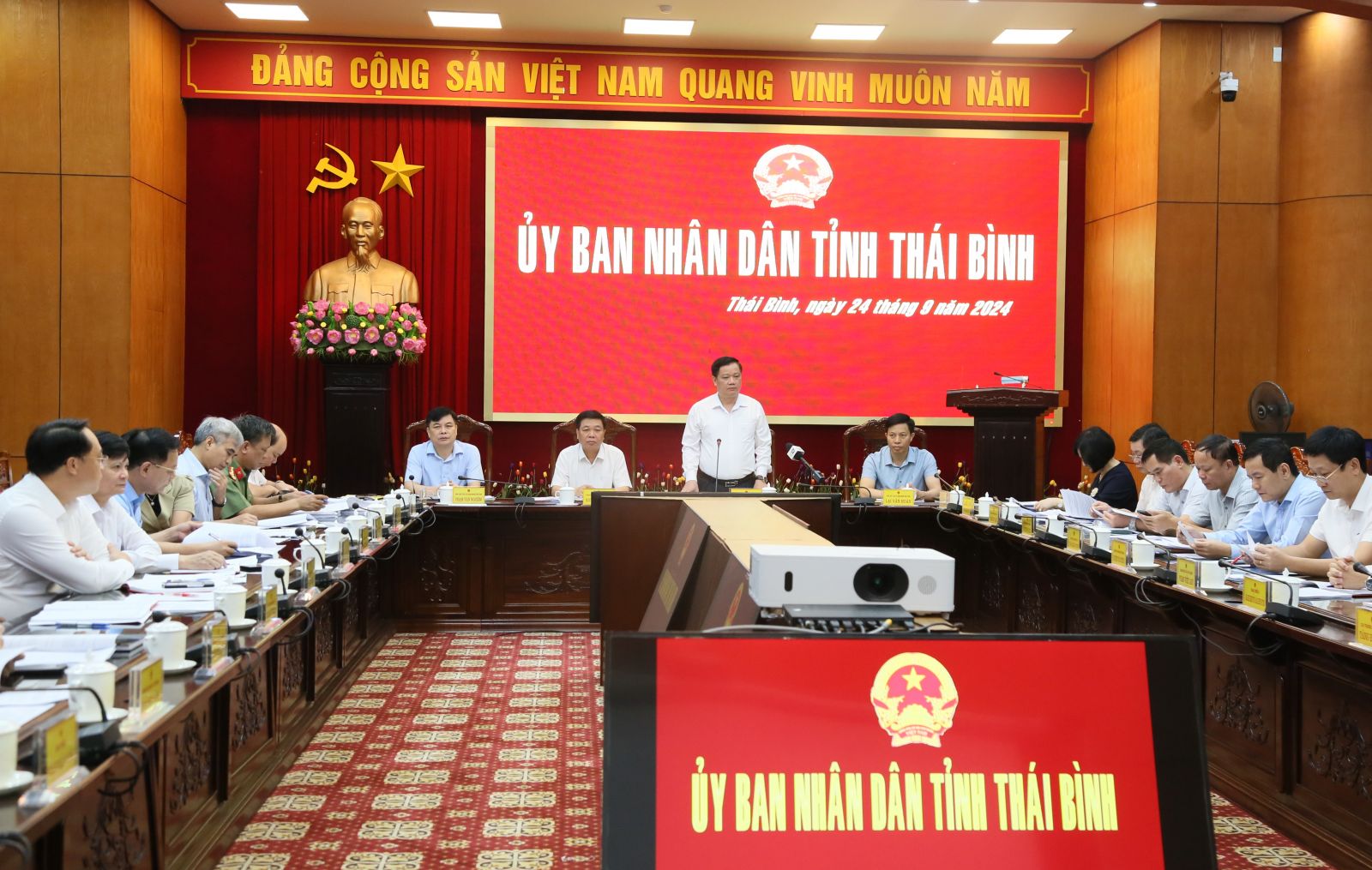   UBND tỉnh nghe và cho ý kiến về một số nội dung quan trọng