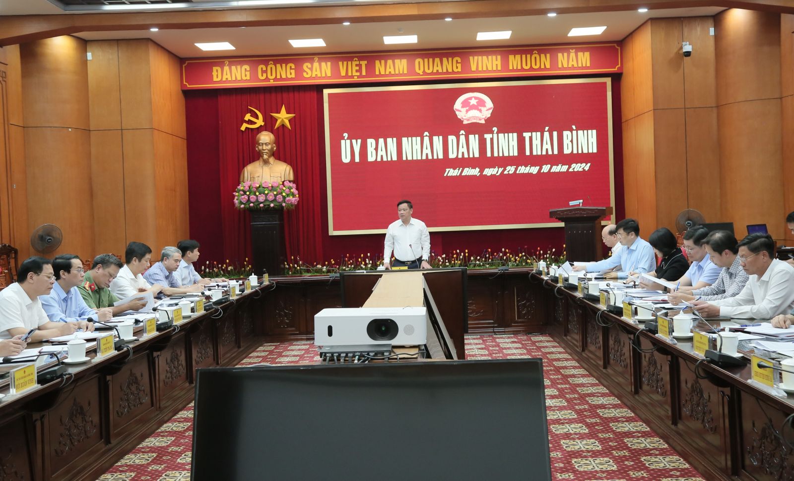   UBND tỉnh họp nghe Sở Xây dựng và các đơn vị báo cáo về việc triển khai xóa nhà tạm, nhà dột nát trên địa bàn tỉnh