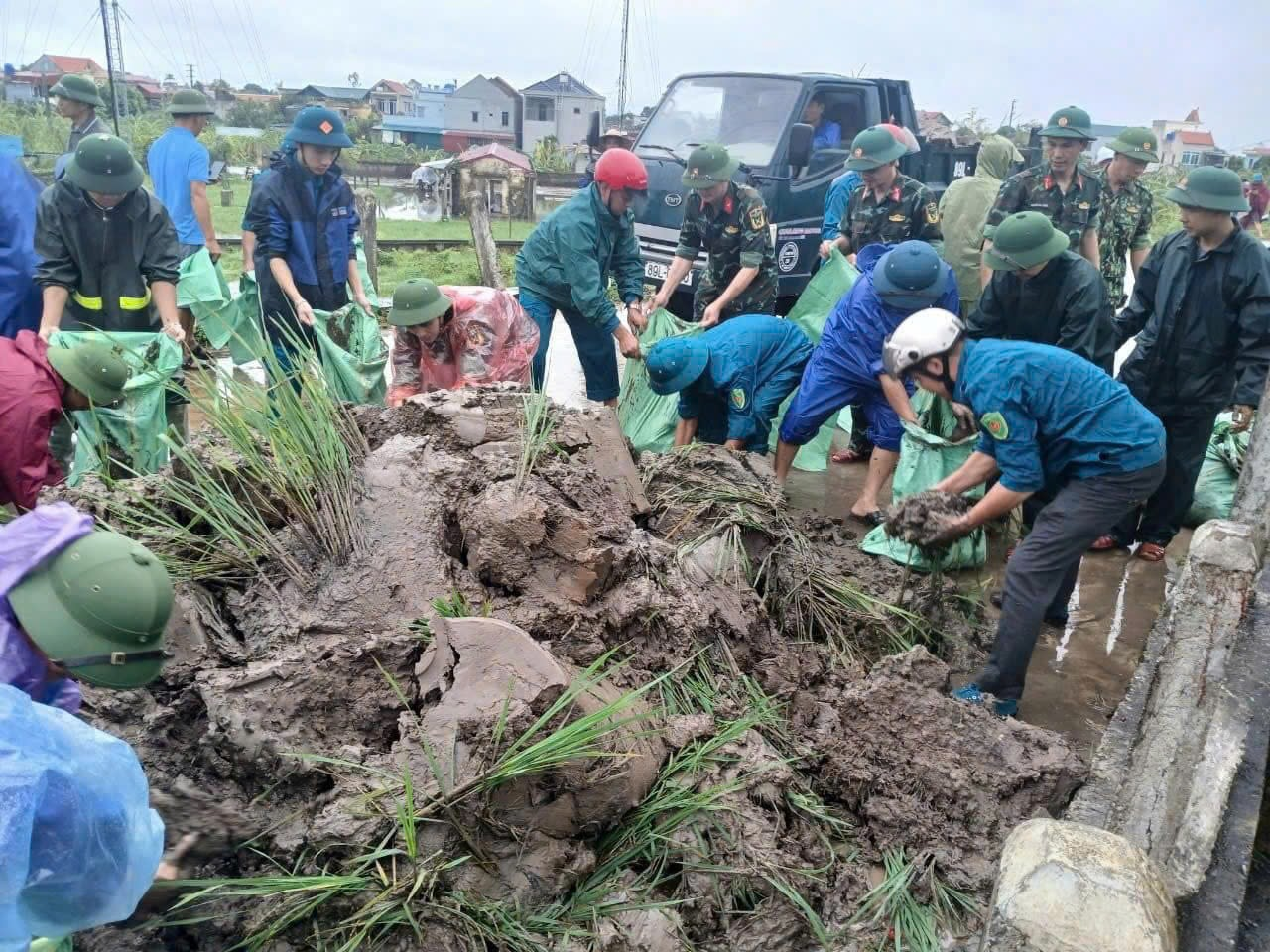   Các cơ quan, đơn vị Công an, Quân đội: Tiếp tục huy động lực lượng tham gia xử lý sự cố đê và di dời người dân đến nơi tránh chú an toàn.