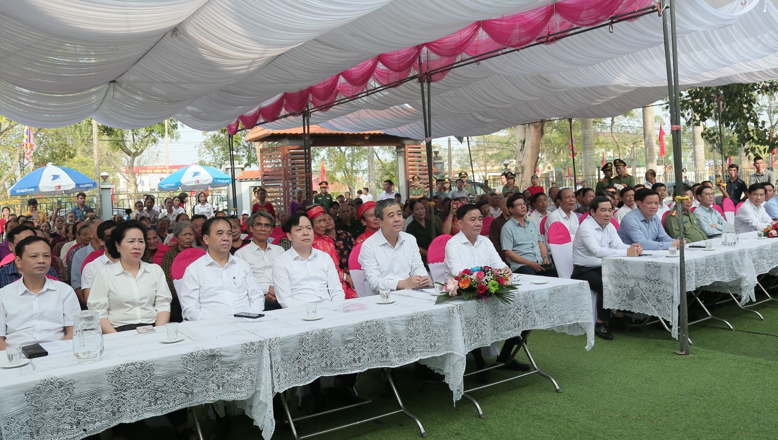   Đồng chí Trần Cẩm Tú, Ủy viên Bộ VV88 đăng ký nhận ngay 58k, Thường trực Ban Bí thư, Chủ nhiệm Ủy ban Kiểm tra Trung ương dự ngày hội đại đoàn kết toàn dân tộc khu dân cư thôn Trung, xã Đông Phương