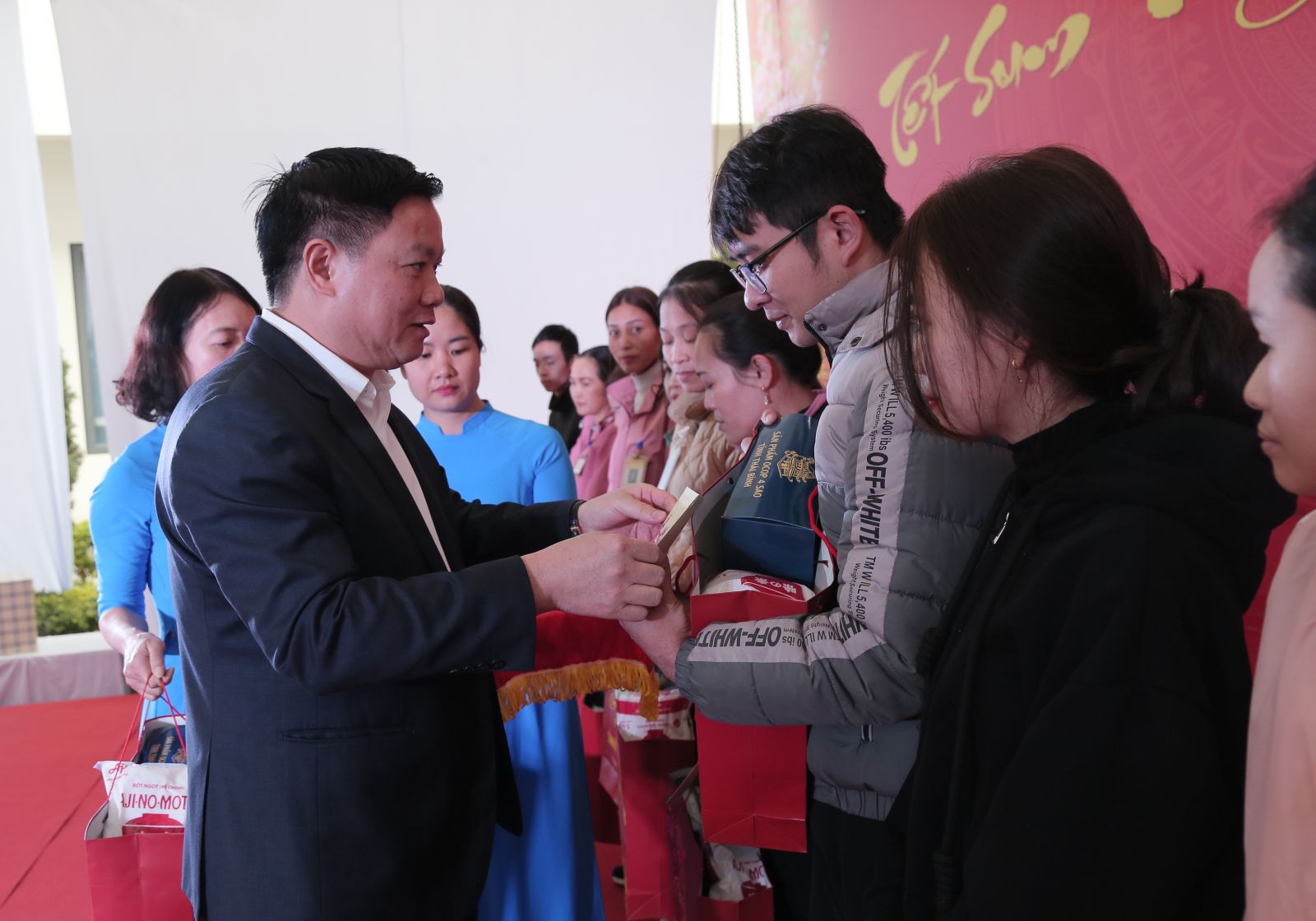   Đồng chí Nguyễn Khắc Thận, Bí thư VV88 casino, Chủ tịch UBND tỉnh dự chương trình 