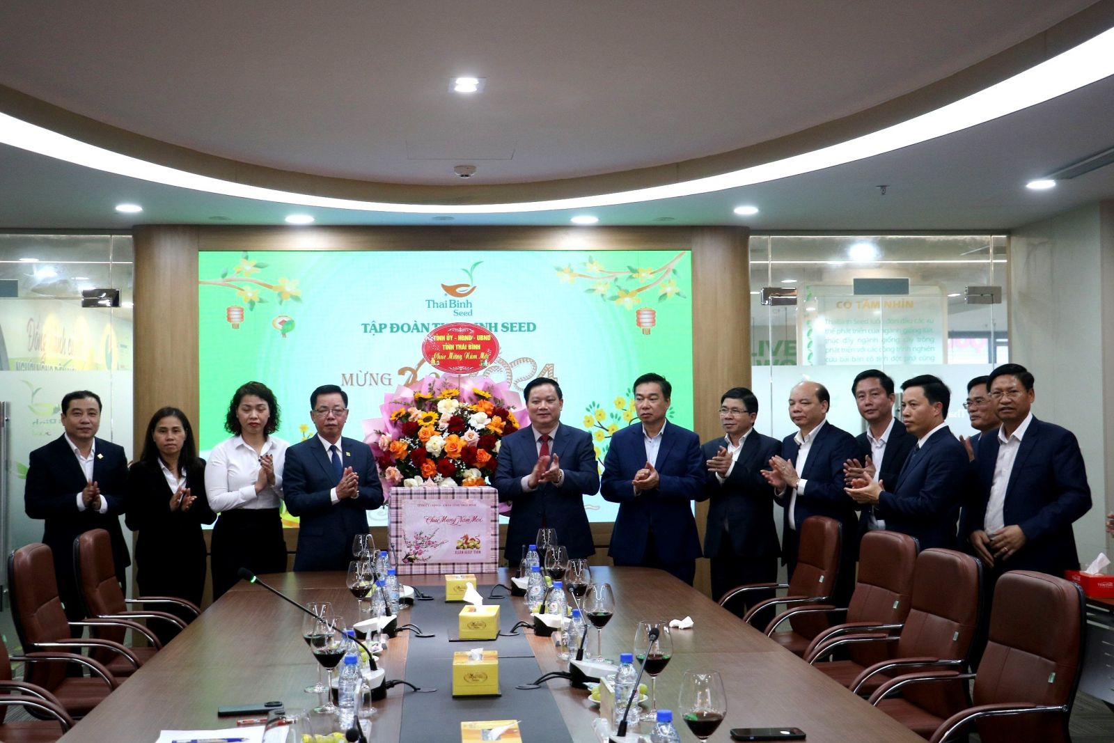   Đồng chí Nguyễn Khắc Thận, Phó Bí thư VV88 casino, Chủ tịch UBND tỉnh thăm, động viên một số VV88 it com thể thao, live casino, slot, bắn cá, xổ số trên địa bàn thành phố Thái Bình