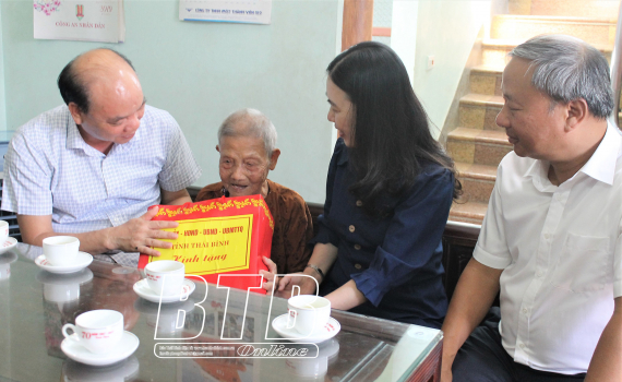   Các đồng chí lãnh đạo tỉnh thăm, tặng quà gia đình chính sách, người có công