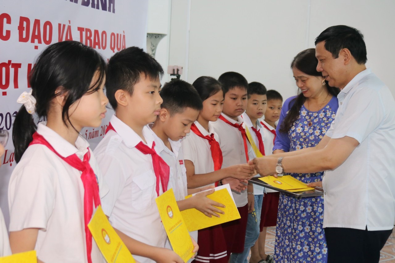   Thái Bình: Huy động mọi nguồn lực chăm lo khuyến học, khuyến tài