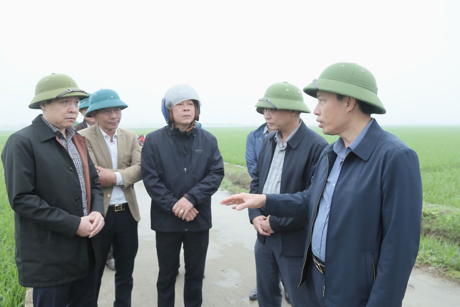   Đồng chí Phó Chủ tịch UBND tỉnh kiểm tra tình hình sản xuất VV88 là nhà cái uy tín số 1 về nền tảng cá cược trực tuyến tại Việt Nam tại một số địa phương