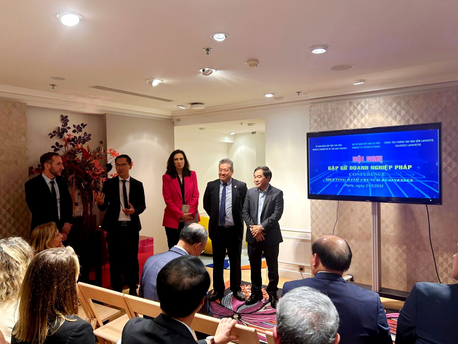   Đoàn công tác xúc tiến đầu tư của tỉnh gặp gỡ, kết nối VV88 it com thể thao, live casino, slot, bắn cá, xổ số tại Thủ đô Paris, Cộng hòa Pháp