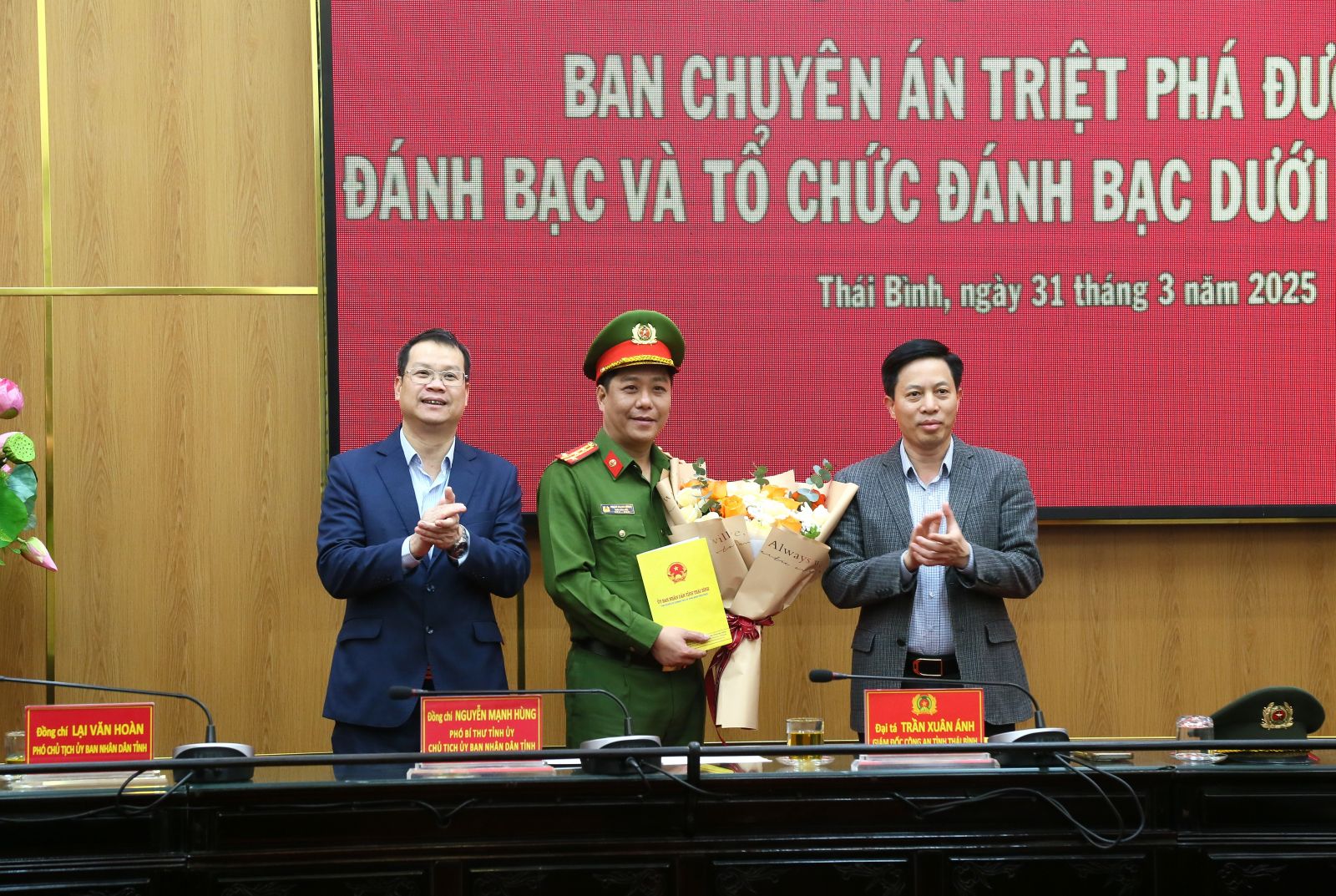   Thái Bình: Khen thưởng Ban chuyên án triệt phá đường dây đánh bạc và tổ chức đánh bạc hoạt động liên tỉnh dưới hình thức lô đề với quy mô đặc biệt lớn