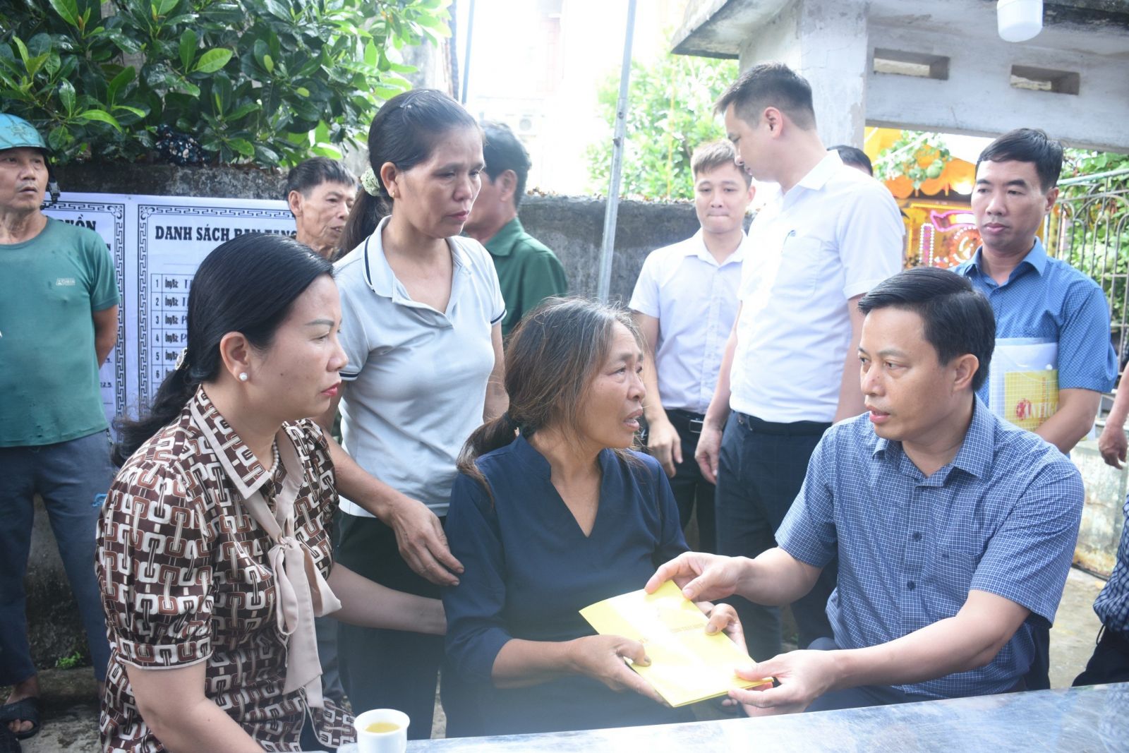   Thăm hỏi, động viên gia đình có người thân bị thiệt mạng trong vụ cháy nhà dân tại phố Khương Hạ, quận Thanh Xuân, Hà Nội