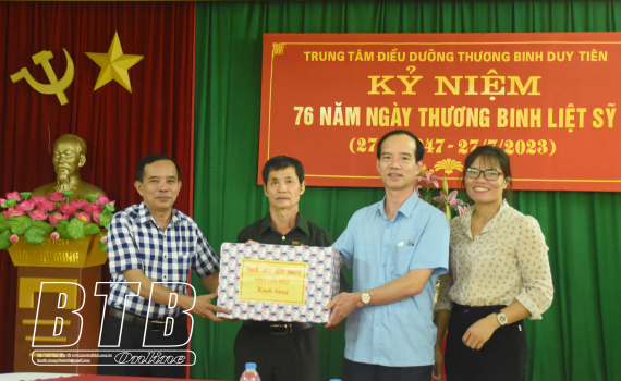   Trao quà cho thương binh, bệnh binh nặng đang được chăm sóc và nuôi dưỡng tại các trung tâm điều dưỡng thương binh ở tỉnh Hà Nam và Ninh Bình