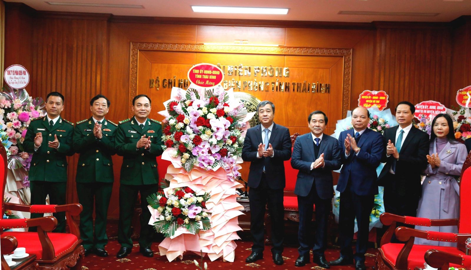   Các đồng chí lãnh đạo tỉnh chúc mừng Bộ Chỉ huy Bộ đội Biên phòng tỉnh nhân ngày truyền thống lực lượng Bộ đội Biên phòng