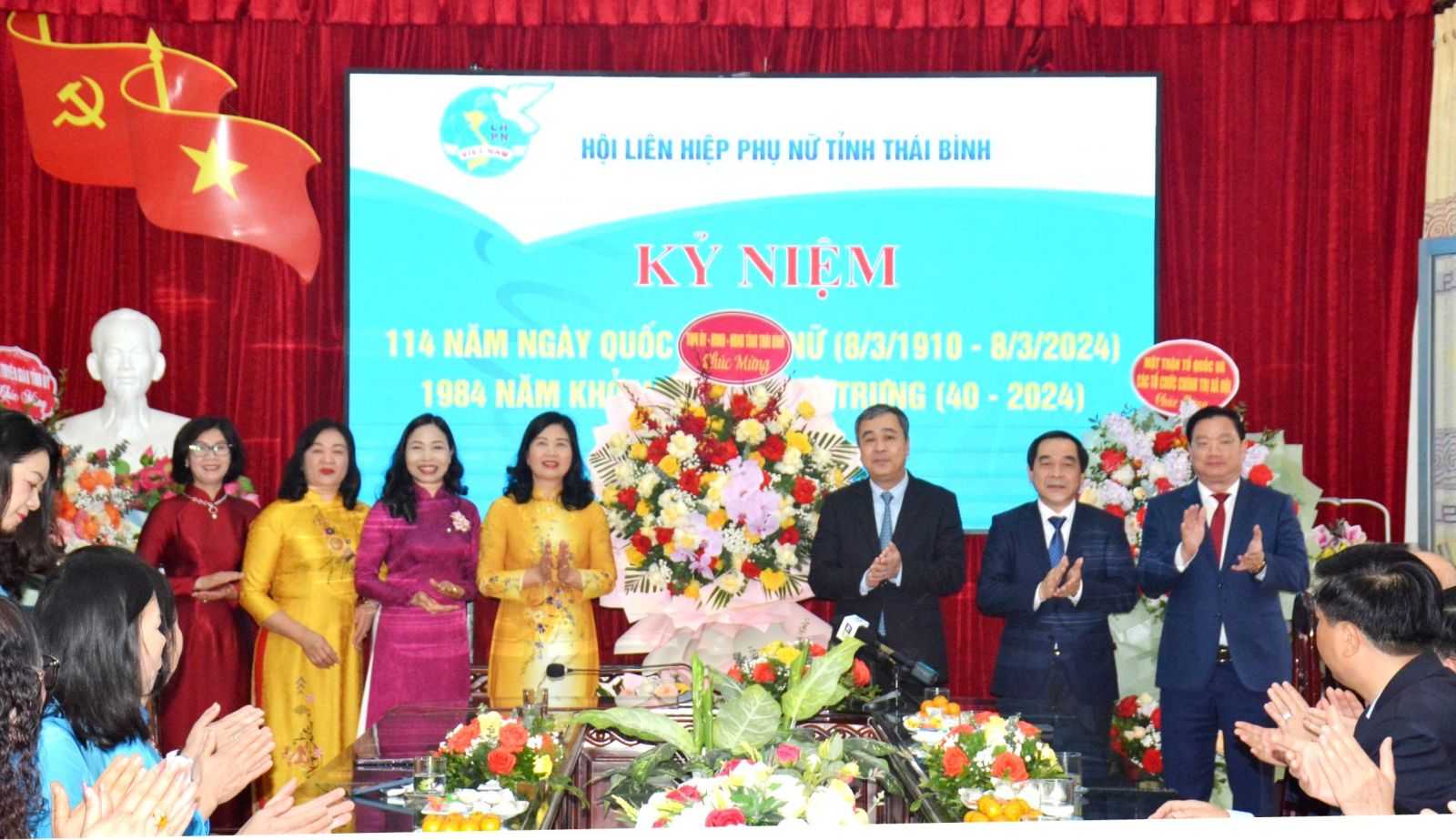   Các đồng chí lãnh đạo tỉnh chúc mừng Hội Liên hiệp Phụ nữ tỉnh nhân ngày Quốc tế Phụ nữ 8 - 3