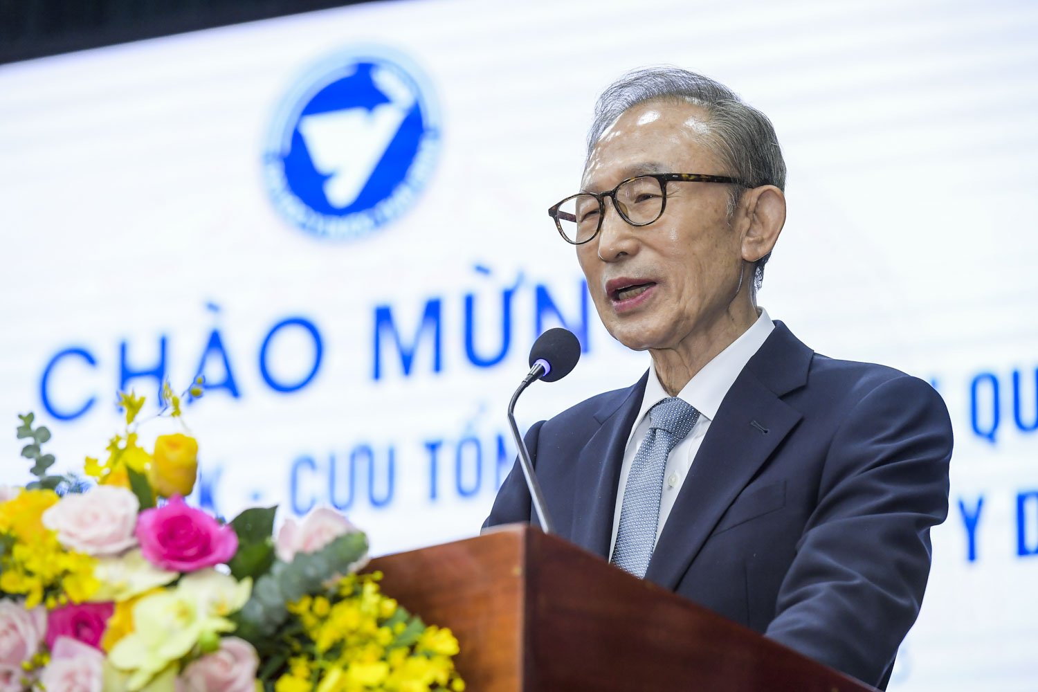   Cựu Tổng thống Hàn Quốc Lee Myung Bak thăm Trường Đại học Y Dược Thái Bình và trao quà tại Bệnh viện Nhi Thái Bình