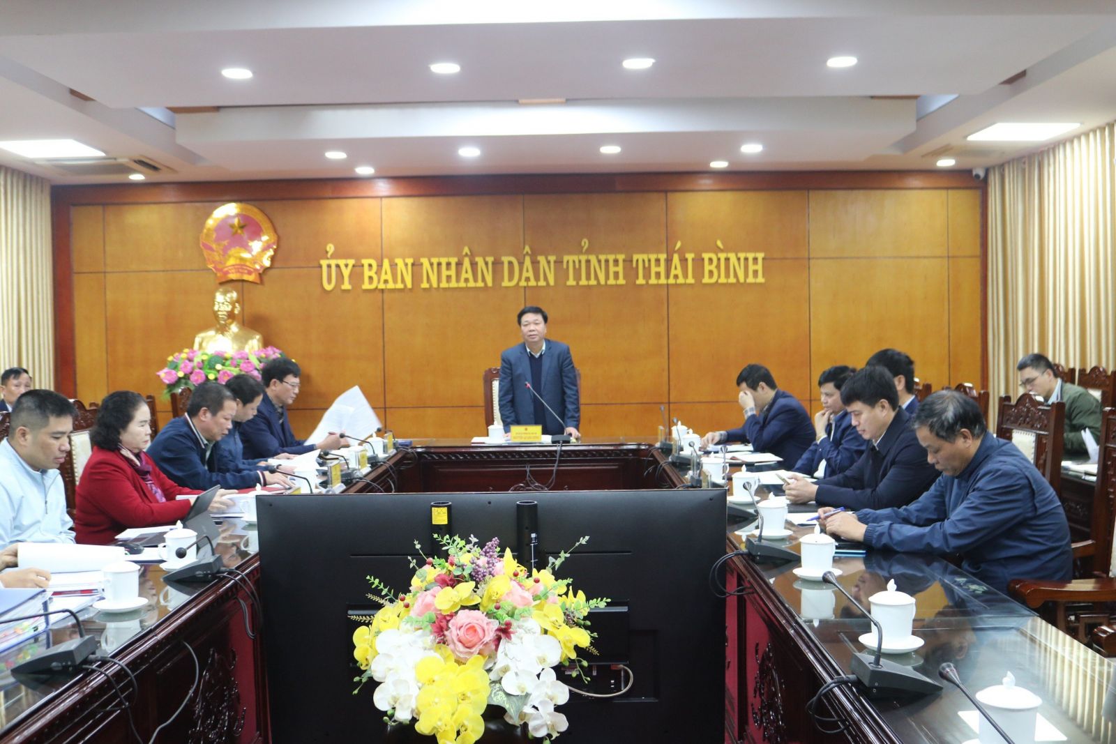   UBND tỉnh nghe báo cáo tiến độ thực hiện dự án đường cao tốc CT.08 và tuyến đường bộ ven biển