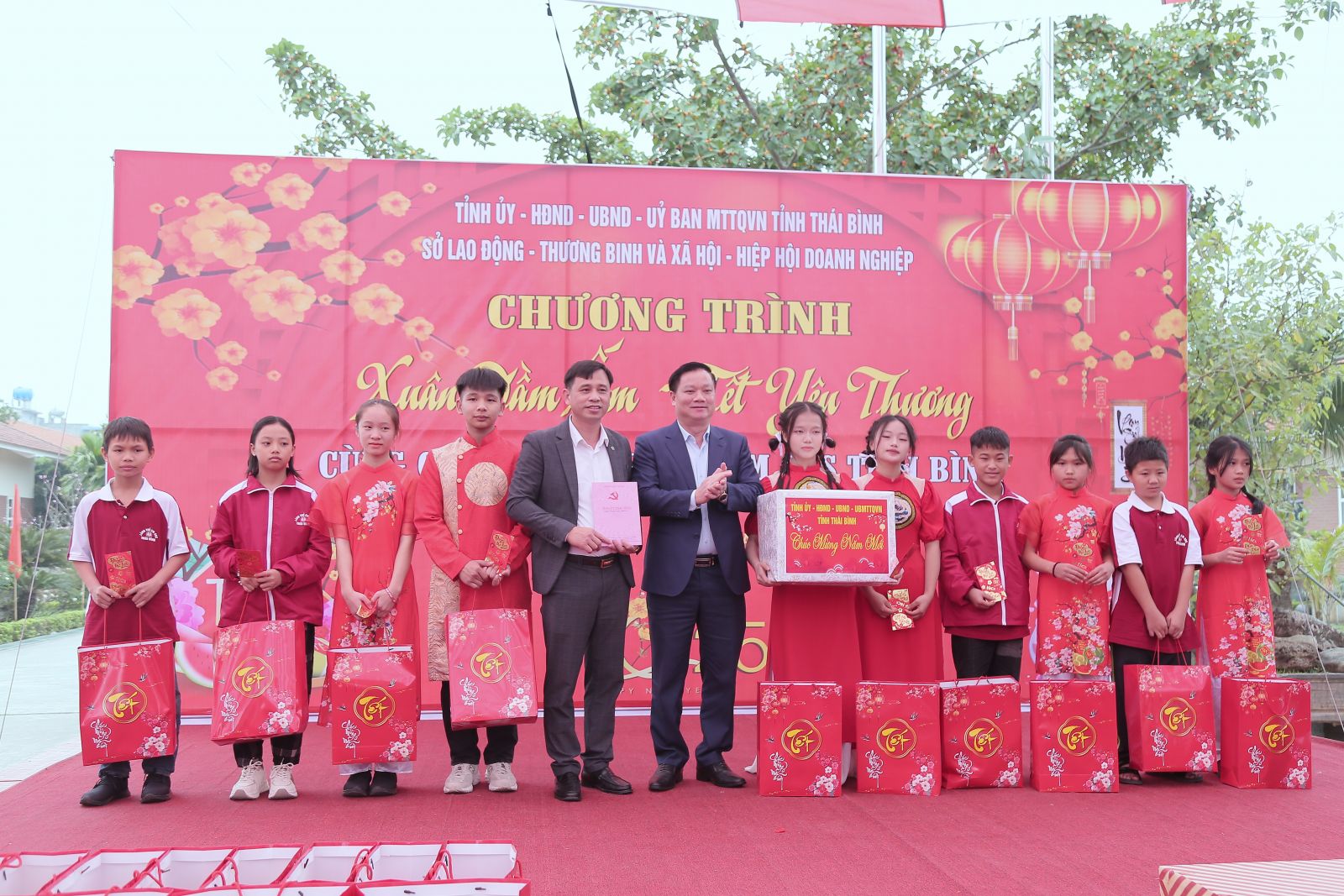   Các đồng chí lãnh đạo tỉnh dự chương trình 