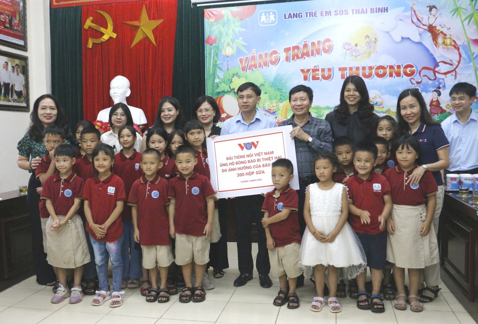   Lãnh đạo Đài Tiếng nói Việt Nam và đồng chí Phó Chủ tịch UBND tỉnh tặng quà Làng trẻ SOS Thái Bình nhân dịp Trung thu năm 2024