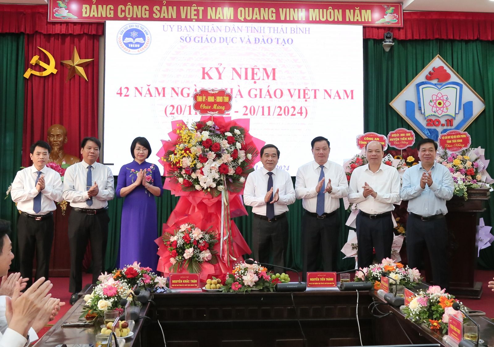   Các đồng chí lãnh đạo tỉnh tặng hoa chúc mừng ngày Nhà giáo Việt Nam 20-11