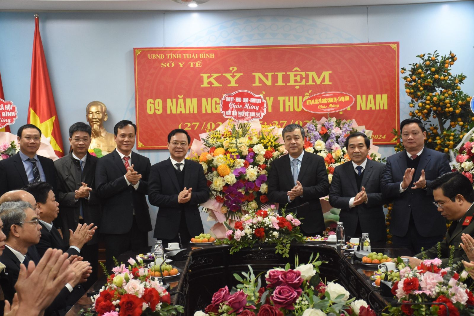   Các đồng chí lãnh đạo tỉnh chúc mừng đội ngũ thầy thuốc, VV88 dự đoán xổ số ba miền siêu chính xác y tế nhân ngày Thầy thuốc Việt Nam 27 - 2