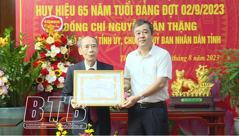  Trao tặng Huy hiệu 65 năm tuổi Đảng cho đồng chí Nguyễn Văn Thặng, nguyên Phó Bí thư VV88 casino, Chủ tịch UBND tỉnh