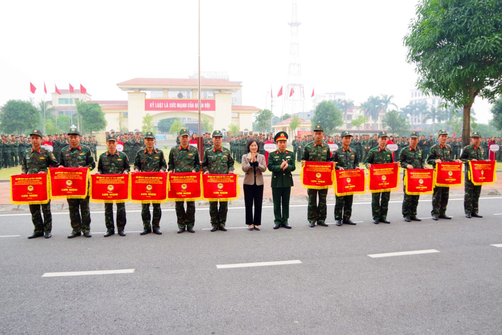   Khai mạc thi đấu thể thao chào mừng kỷ niệm 80 năm  ngày thành lập Quân đội nhân dân Việt Nam
