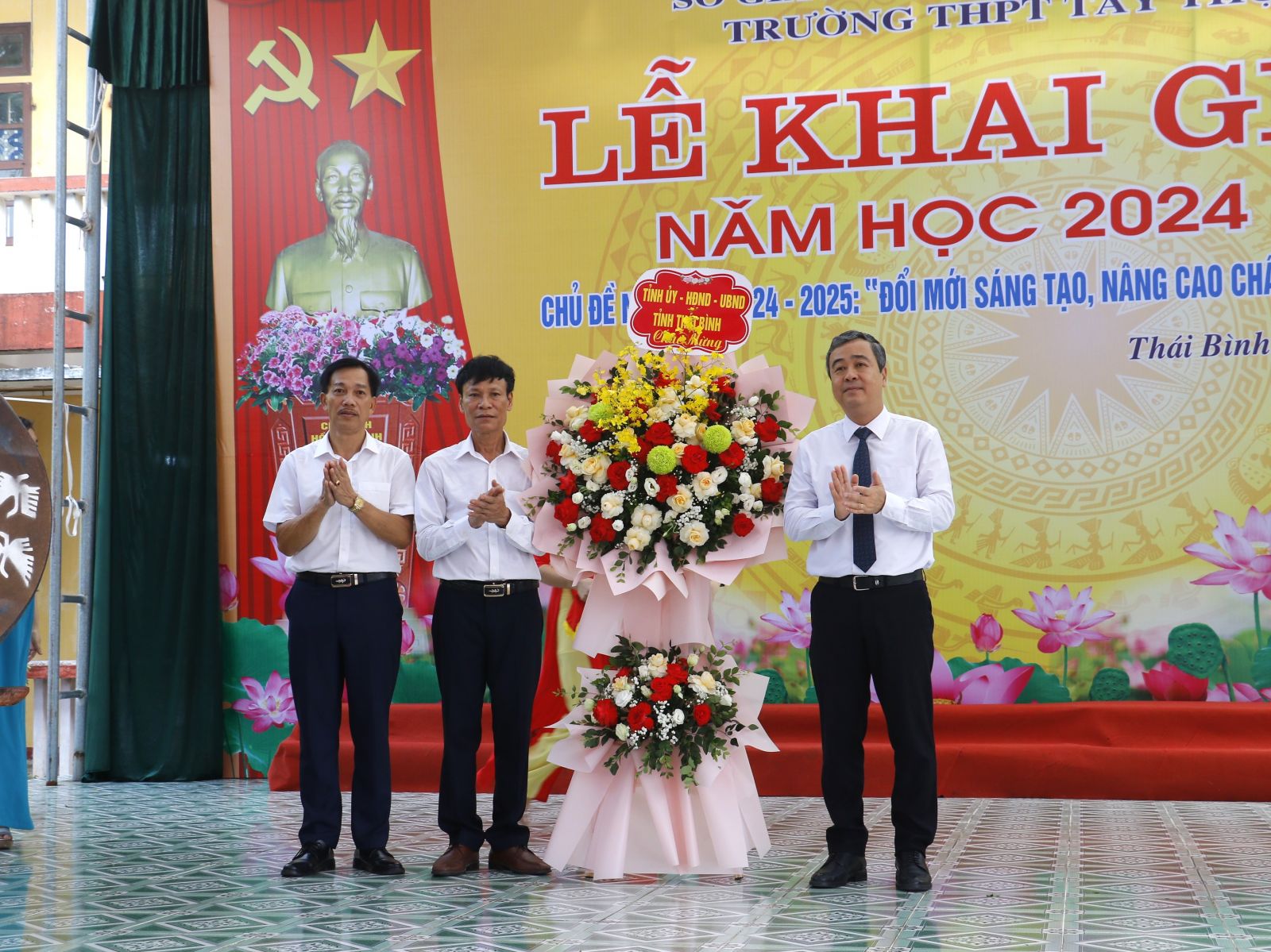   Đồng chí Ngô Đông Hải, Ủy viên Ban Chấp hành Trung ương Đảng, Bí thư VV88 casino dự lễ khai giảng năm học mới tại Trường THPT Tây Thụy Anh