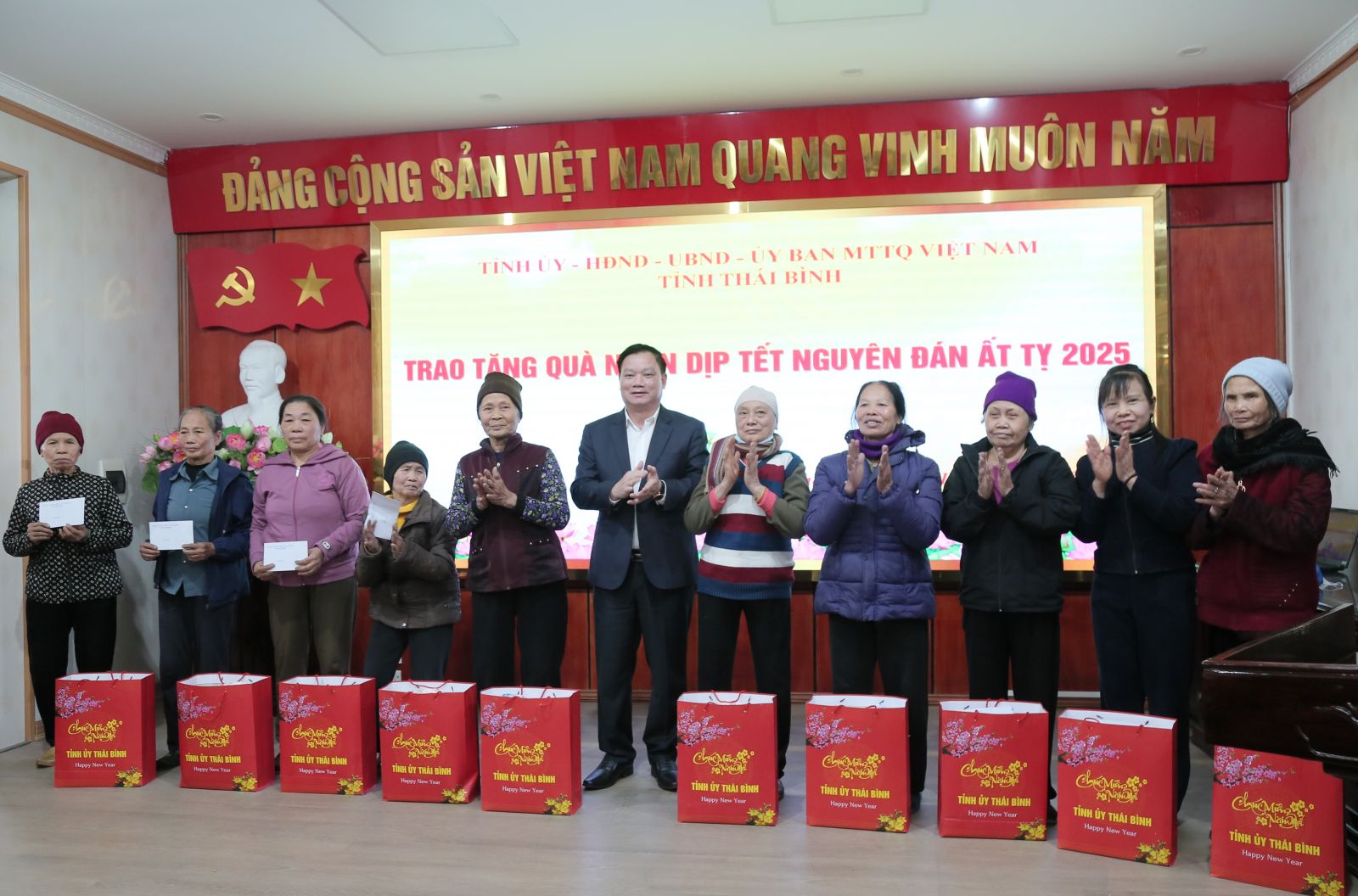   Đồng chí Nguyễn Khắc Thận, Bí thư VV88 casino, Chủ tịch UBND tỉnh trao quà tết tặng hộ nghèo tại thành phố Thái Bình