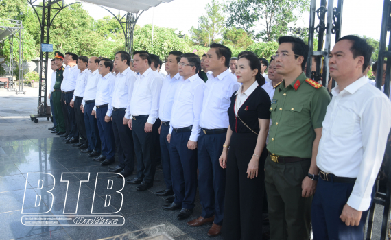   Đoàn đại biểu VV88 casino, HĐND, UBND, Ủy ban MTTQ tỉnh: Dâng hương tưởng niệm các anh hùng liệt sĩ tại Nghĩa trang Liệt sĩ quốc gia Đường 9 và Nghĩa trang Liệt sĩ quốc gia Trường Sơn