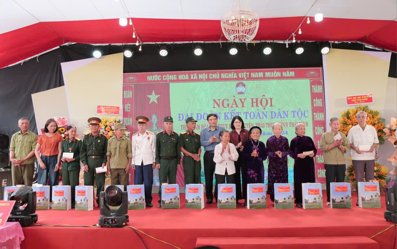   Ngày hội đại đoàn kết toàn dân tộc tại thôn Cam Hòa, xã Thụy Liên