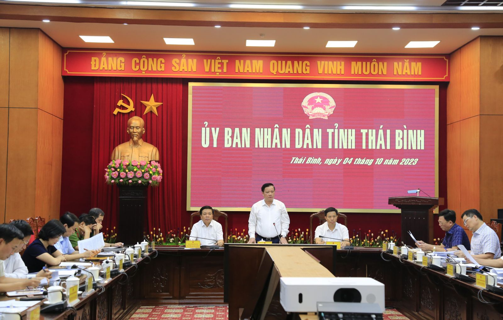   Tập trung thực hiện Đề án di chuyển các cơ sở sản xuất, kinh doanh, trụ sở cơ quan, đơn vị và một số điểm dân cư khu vực ven sông Trà Lý