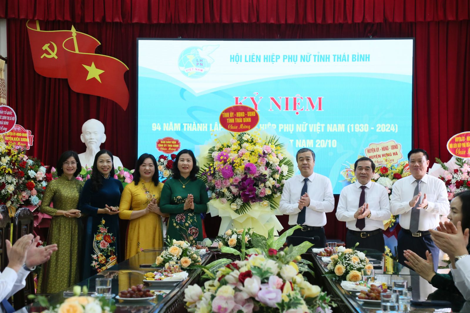   Các đồng chí lãnh đạo tỉnh chúc mừng Hội Liên hiệp Phụ nữ tỉnh nhân kỷ niệm ngày Phụ nữ Việt Nam 20 - 10