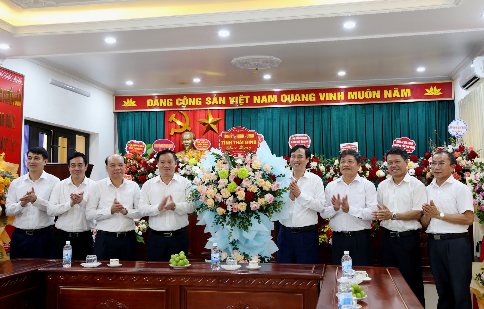   Đồng chí Nguyễn Khắc Thận, Phó Bí thư VV88 casino, Chủ tịch UBND tỉnh chúc mừng các VV88 it com thể thao, live casino, slot, bắn cá, xổ số nhân ngày Doanh nhân Việt Nam