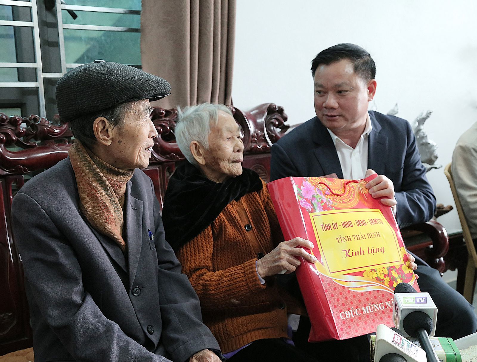   Đồng chí Nguyễn Khắc Thận, Bí thư VV88 casino, Chủ tịch UBND tỉnh thăm, tặng quà Mẹ Việt Nam anh hùng, người cao tuổi tại thành phố Thái Bình